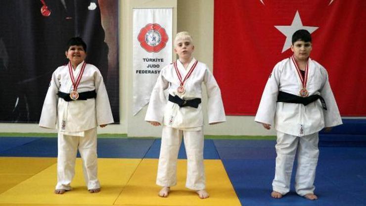 Görme engelli okul arkadaşı judocu minikler, Türkiye şampiyonu oldu