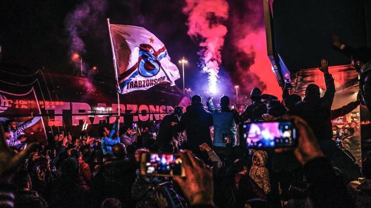 Trabzonspor 'şampiyon' sloganlarıyla karşılandı
