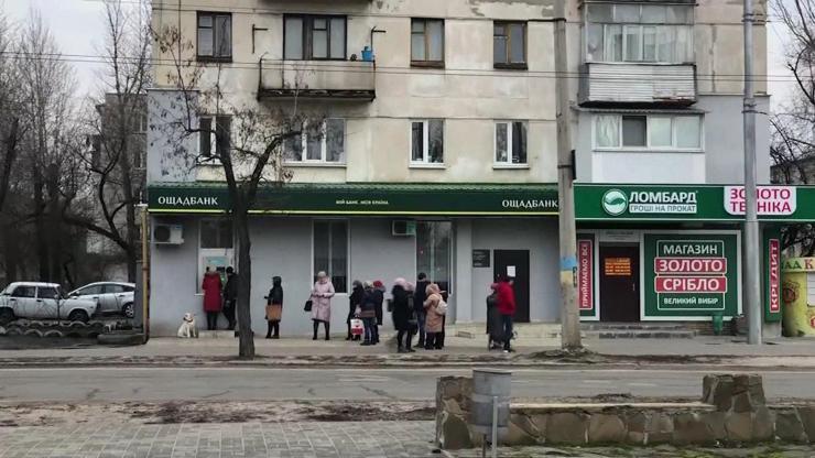 CNN TÜRK ekibi işgal bölgesinde Ukraynada bankaların önünde uzun kuyruklar oluştu
