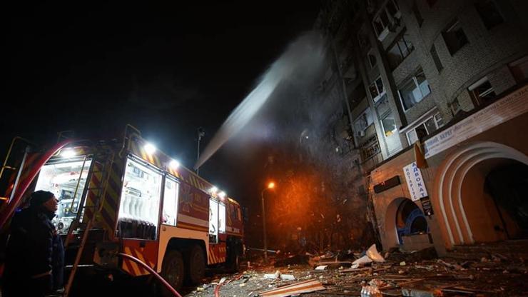 Kiev’de acil durum ekipleri gece boyunca çalıştı