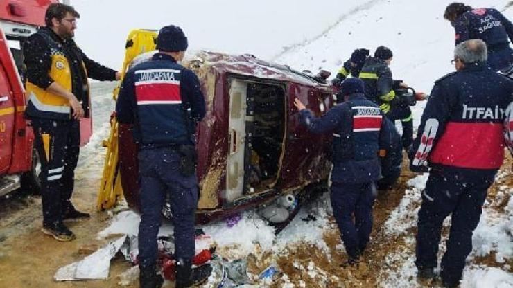 Takla atan otomobildeki anne ve oğlu yaralandı