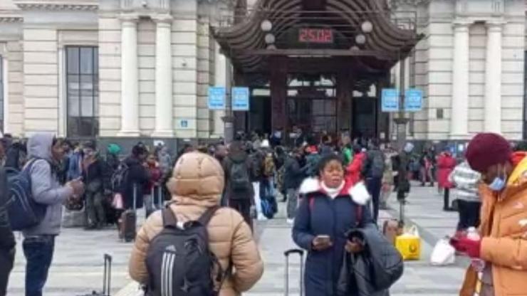 Lviv halkı tren istasyonlarına akın ediyor