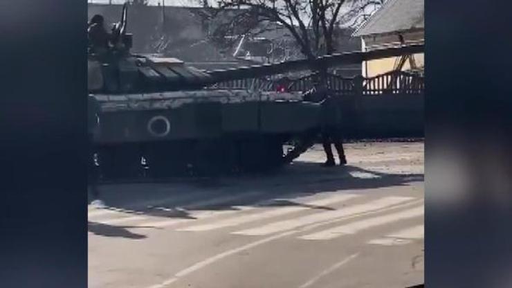 Ukrayna’da halk Rus tanklarını elleriyle durdurmaya çalıştı