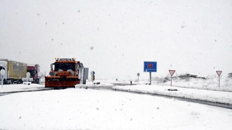 Trakyada kar yağışı: Ekipler sınır kapıları yolunda nöbette