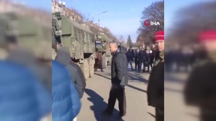 Ukraynada halk Rus tankının önünü keserek milli marş okudu