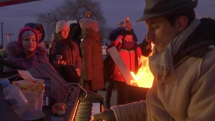 Ukraynalı göçmenler için piyano çaldı