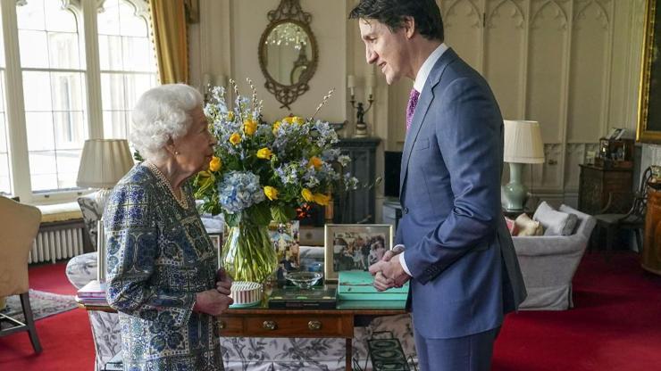 Koronavirüsü atlatan Kraliçe 2. Elizabeth, Kanada Başbakanı Trudeauyu Windsor Kalesinde ağırladı