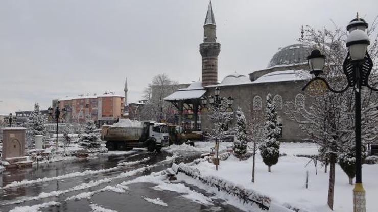 Doğuda kar esareti; 1373 köy yolu kapandı