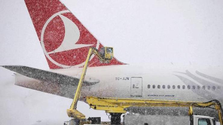 THY uçaklarına buzlanmaya karşı de-icing ve anti-icing yapılıyor