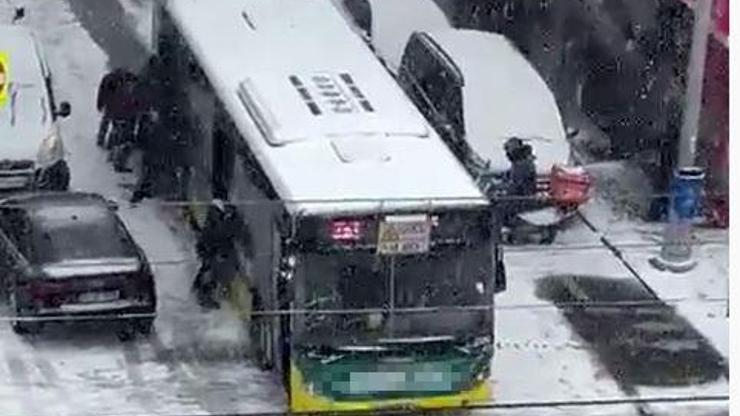 Yolda kalan İETT otobüsünü vatandaşlar itti