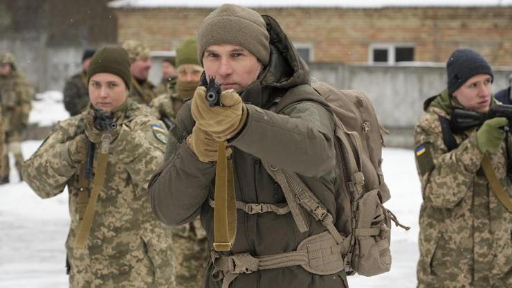 Ukrayna: Silah altına alınan siviller cephe hattına gönderilmeyecek