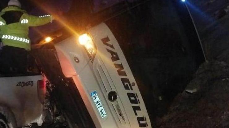 Malatyada yolcu otobüsü devrildi: 3 yaralı