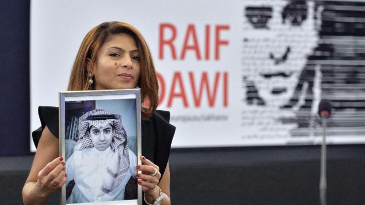Suudi Arabistanda 10 yıldır tutuklu olan blog yazarı Bedevi serbest bırakıldı