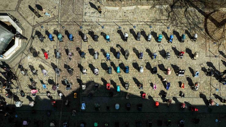 Savaşın masum kurbanları anıldı: Lvivin ünlü meydanında yürek burkan görüntü
