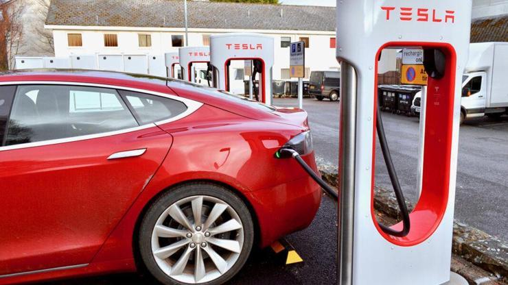 Tesla otonom sürüş paylaşımı kovulmasına neden oldu