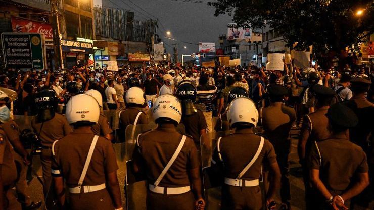 Sri Lankada ekonomik kriz protestoları: Tüm bakanlar istifa etti
