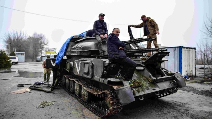 Rusların geride bıraktığı tanklar Kieve getiriliyor