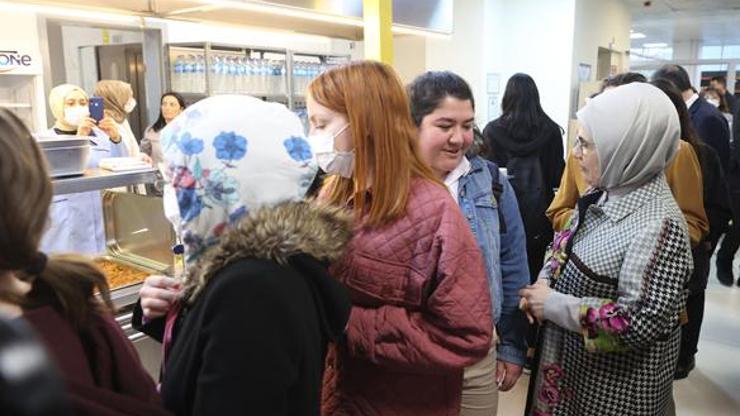 Emine Erdoğan, KYK Yurdu’nda kalan kız öğrencilerle iftar yaptı
