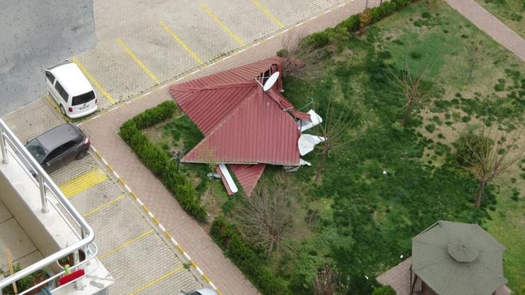 Şiddetli rüzgar 1 tonluk çatıyı uçurdu