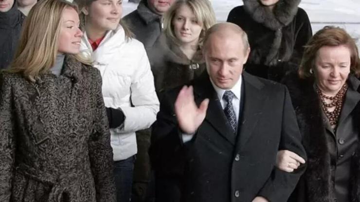 Putinin kızları İngilterenin yaptırım listesinde