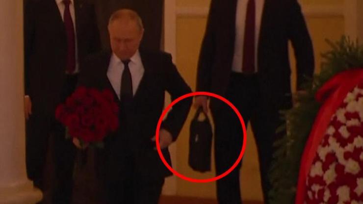 Rus lider cenazeye nükleer çanta ile katıldı