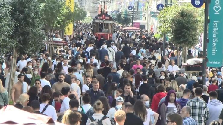İstanbulda güneşli havayı fırsat bilenler Taksim ve Ortaköye akın etti