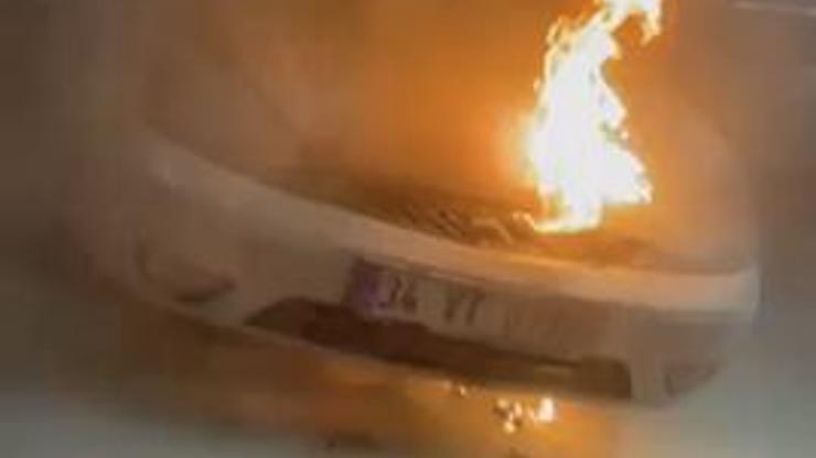 Çamlıca Camii otoparkında otomobil yangını