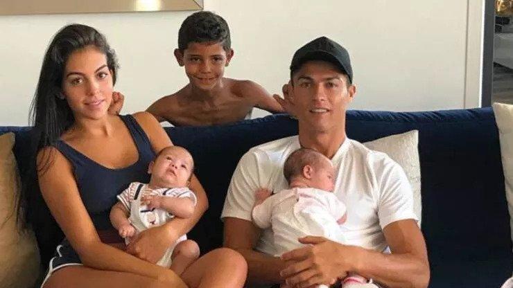 Cristiano Ronaldo çocukları Georgina Rodriguez Cristiano Ronaldo oğlunun ismi Ronaldonun oğlu neden öldü