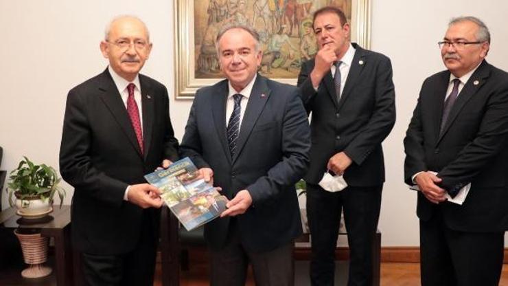 Germencik Belediye başkanı Fuat Öndeş, 3 yıllık faaliyet raporunu Kılıçdaroğluna sundu