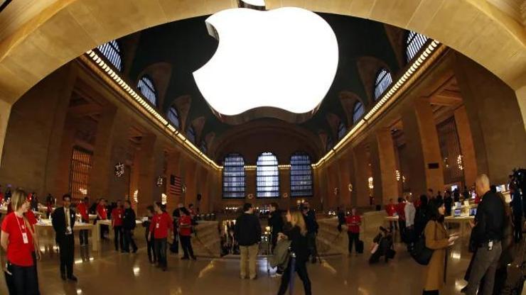 Apple Store çalışanları, saatte en az 30 dolar ödenmesini istiyor