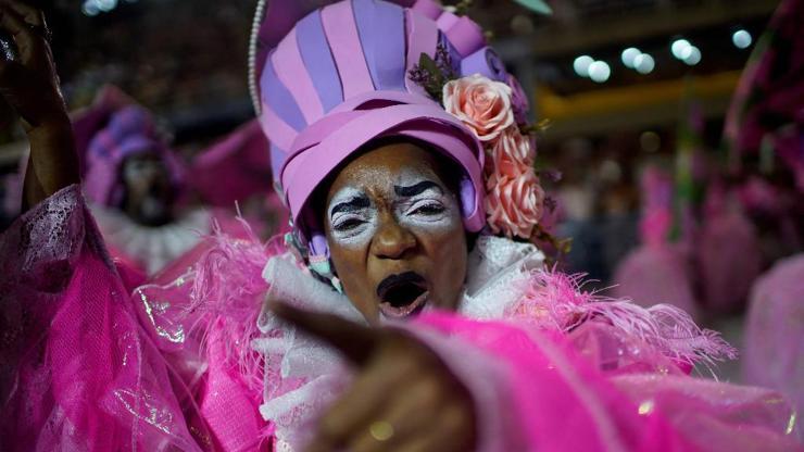 Pandemi arası sona erdi… Brezilya’da Rio Karnavalından renkli görüntüler