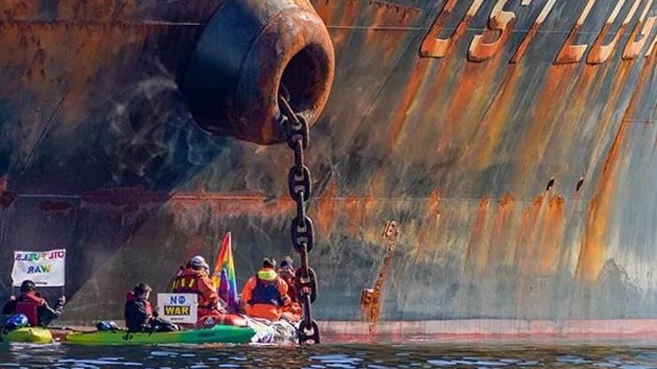 Greenpeaceden Rus tankerinde eylem: Kendilerini zincirlediler