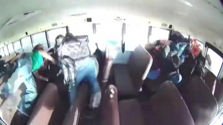 ABDde korkunç kaza Yarış yapan araç okul otobüsüne çarptı