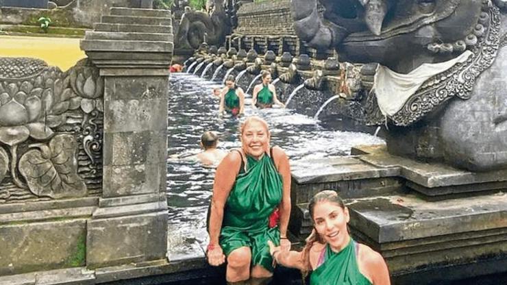 Irmak Ünal tarihi tapınakta banyo yaptı