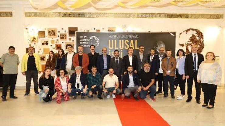 İşçiler tiyatro sahnesinde İşçiler tiyatro sahnesinde