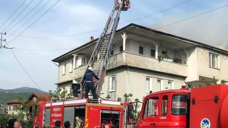 Bayramda korkutan yangın: İki katlı evin çatısı alevlere teslim oldu