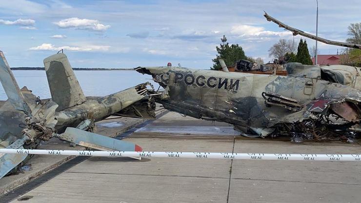 Ukrayna’da nehirden Rus helikopterinin enkazı çıkarıldı