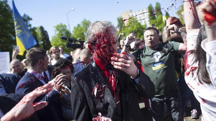 Polonya’da 9 Mayıs törenine katılan Rus büyükelçiye boyalı saldırı