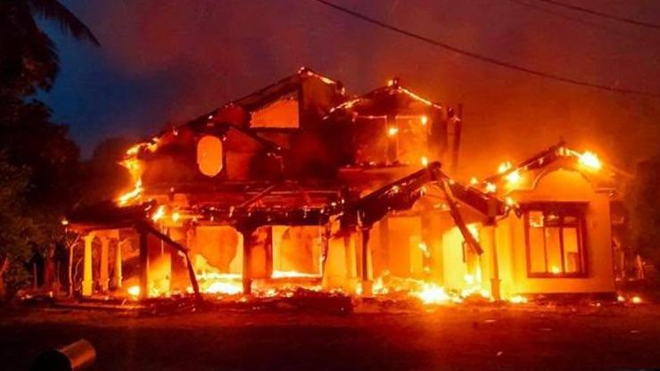 Göstericiler başbakanın ve siyasilerin evlerini yaktı