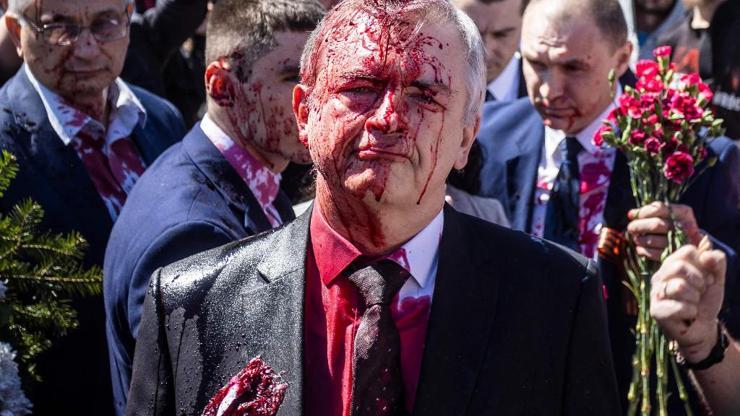 Rus büyükelçiye boyalı saldırı Resmi özür talep edildi