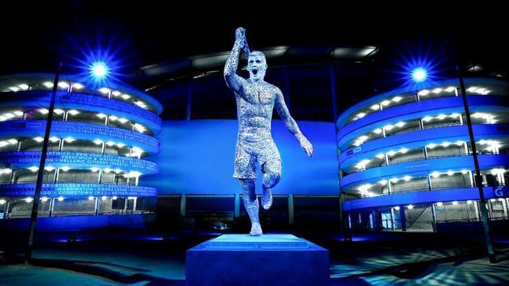 Son dakika... Manchester City Agüeronun heykelini dikti