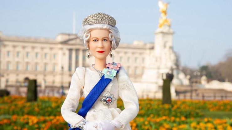 Kraliçe Elizabethin Barbie bebeği çıkarıldı... 3 saniyede tükendi