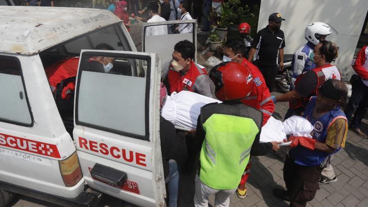 Endonezya’da otobüs yol kenarındaki direğe çarptı: 15 ölü