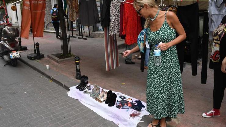 Didem Kınalı elbiselerini sattı