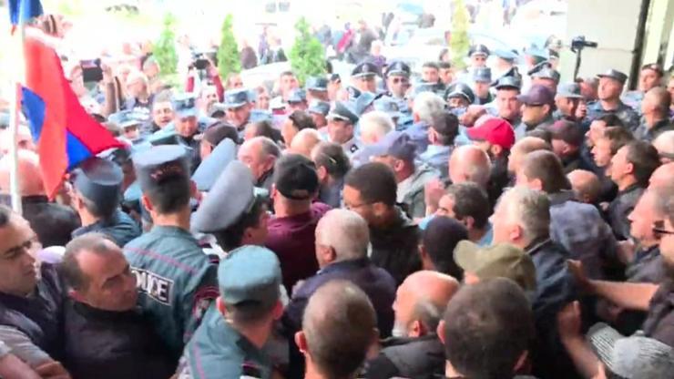 Ermeni eylemciler bakanlık binasını ablukaya aldı