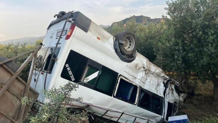 Salihlide kamyonetle minibüs çarpıştı: 4 yaralı