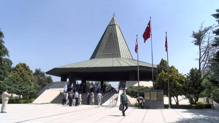 27 Mayısın yıldönümünde Adnan Menderes mezarı başında anıldı