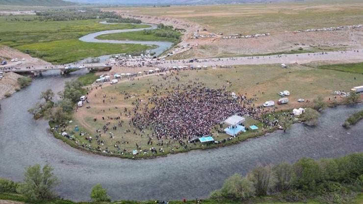 Piyanist Fazıl Saydan Munzur Nehri kıyısında konser