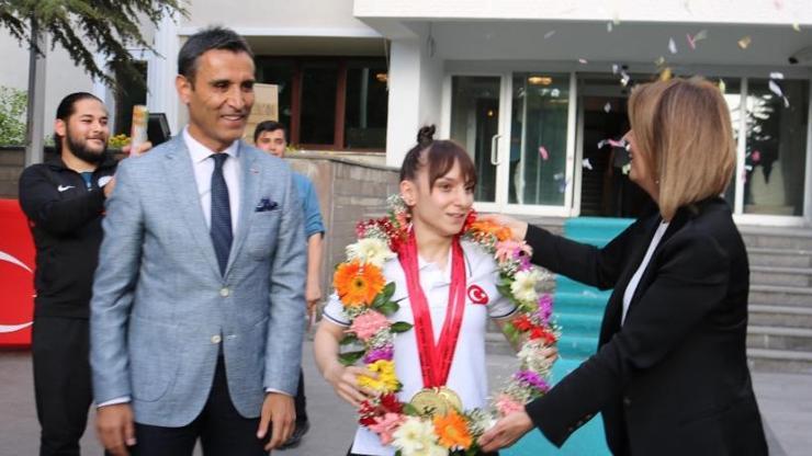 Şampiyon halterci Şaziye Erdoğan, memleketinde çiçeklerle karşılandı