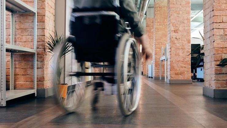 Tekerlekli sandalye ve koltuk değneği seçerken bilmeniz gerekenler ve kullanma ipuçları
